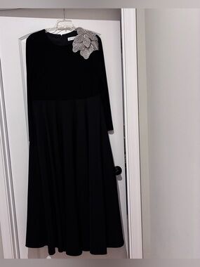 Mac Duggal Black Long Sleeve Gown with Silver Floral Shoulder Accent
NEVER WORN